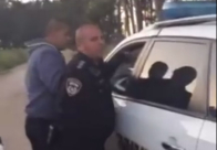 بالفيديو: الشرطة تحرر مخالفة سير لشاب من مدينة اللد وتقتاده للتحقيق